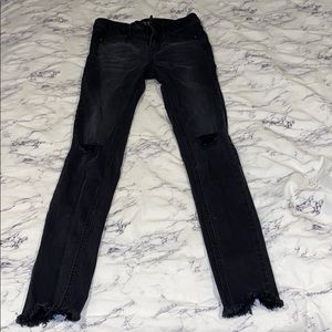 BLACK DISTRESSED JEANS